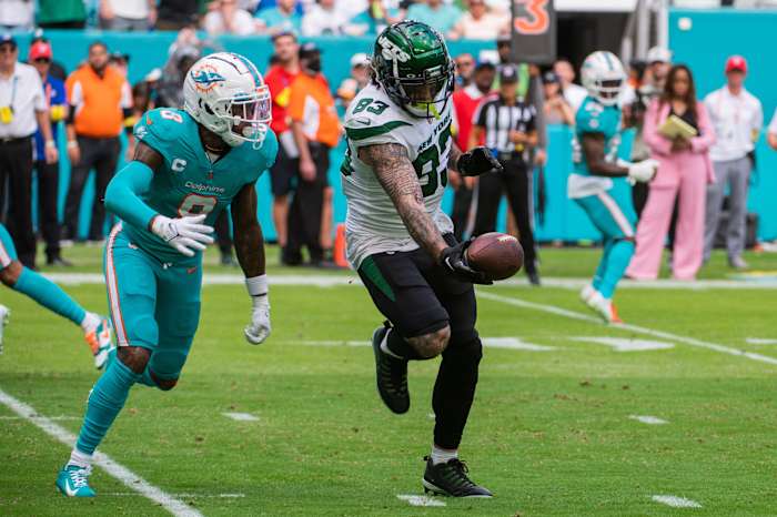 Jets' TE Tyler Conklin (83) against the Dolphins